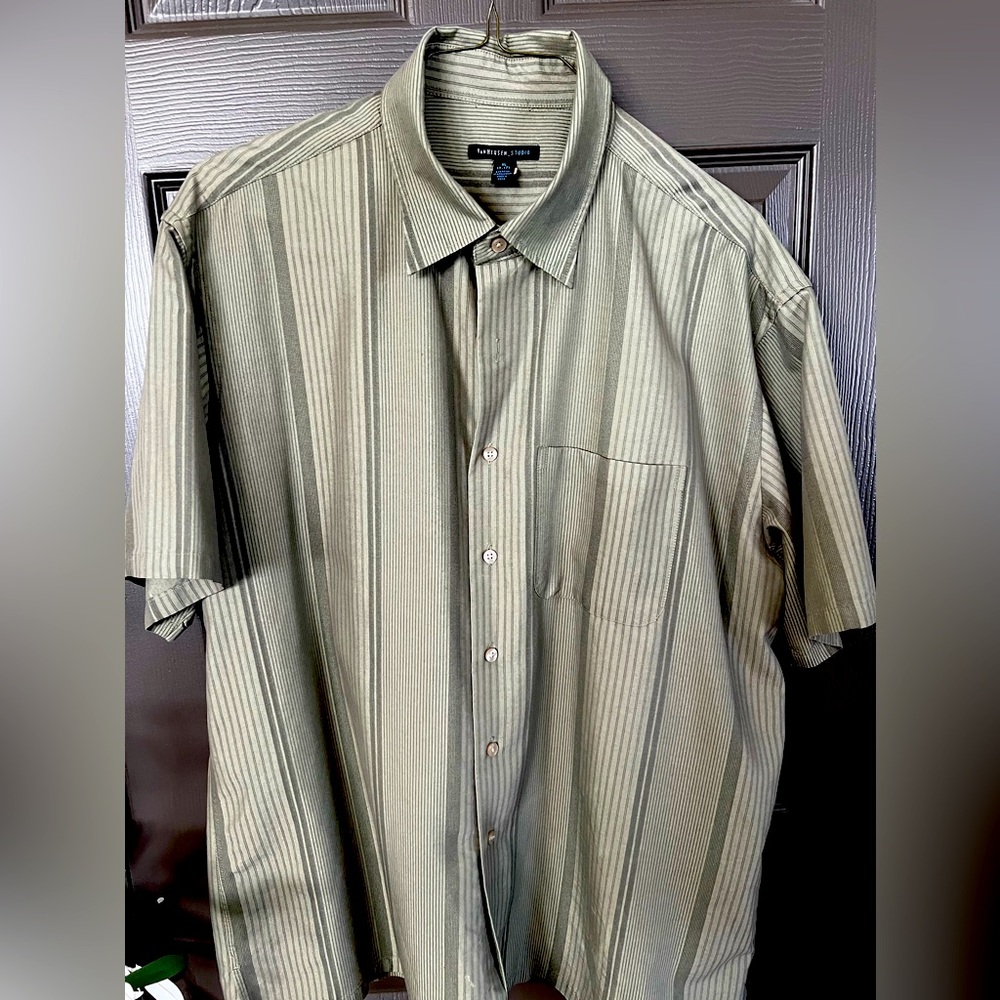 VanHeusen men’s casual short sleeve shirt